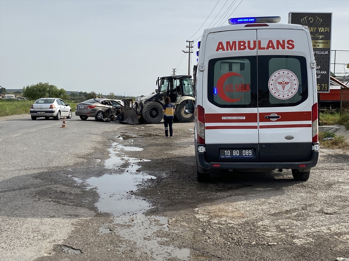 Balıkesir'in Ayvalık ilçesinde kepçeyle otomobilin çarpışması sonucu biri çocuk 2 kişi...