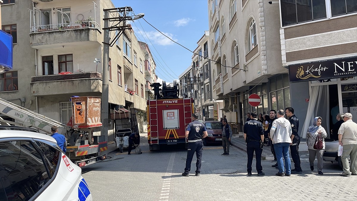 Balıkesir'in Edremit ilçesinde çıkan 2 ayrı ev yangını hasara yol açtı.