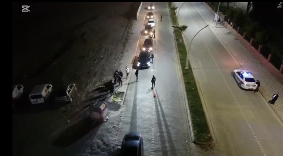 Balıkesir'in Edremit ilçesinde gerçekleştirilen asayiş ve trafik uygulamasında çeşitli suçlardan...