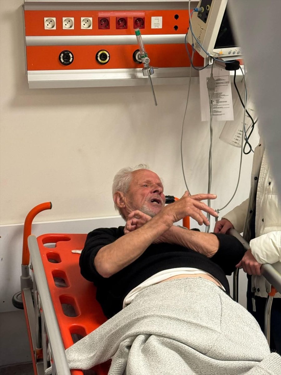 Balıkesir'in Erdek ilçesinde ayı saldırısına uğrayan kişi yaralandı. Yakınlarının yardımıyla...