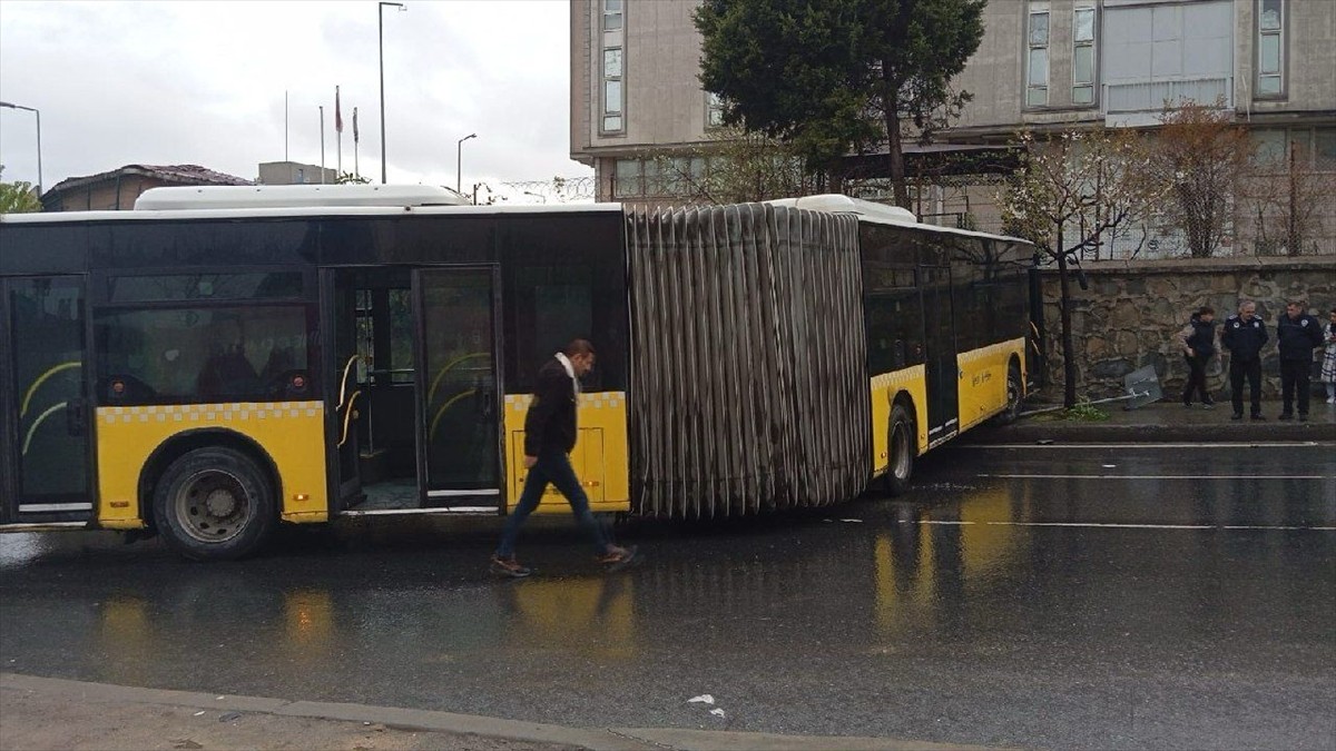 Başakşehir'de kontrolden çıkan İETT otobüsünün duvara çarpması sonucu 5 kişi yaralandı.