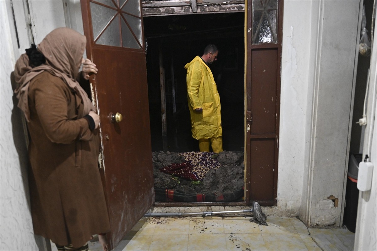 Başkentte etkili olan sağanak nedeniyle Mamak ilçesi Uzgörenler Sokak'taki 4 katlı binanın giriş...