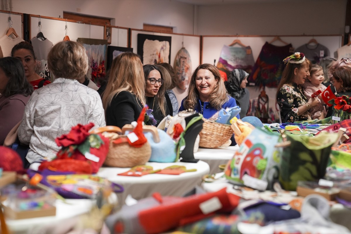 Başkentte, Venüsfeltart Keçe Atölyesi'nin sanatçı ve öğrencileri, el emeği keçe ürünlerini...
