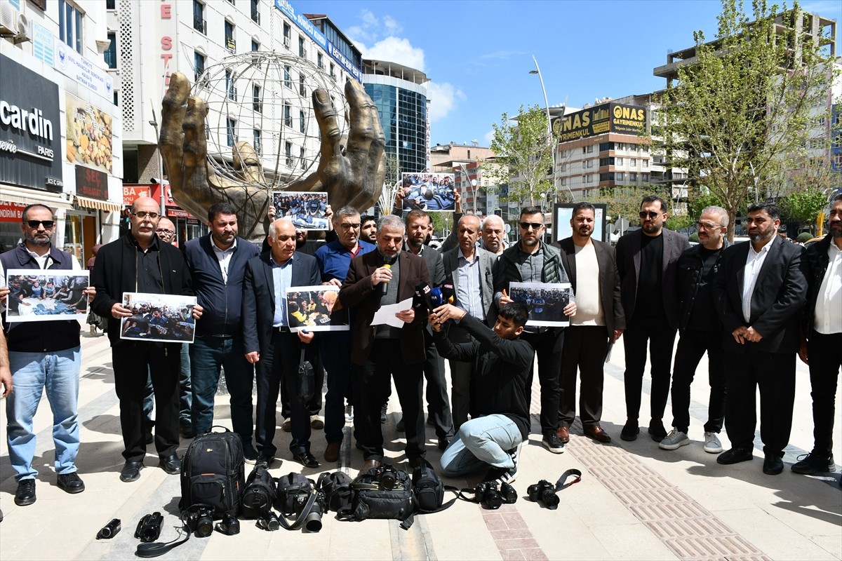 Batman'da basın mensupları, Gazze'de gazetecilerin öldürülmesi nedeniyle İsrail'e tepki gösterdi....