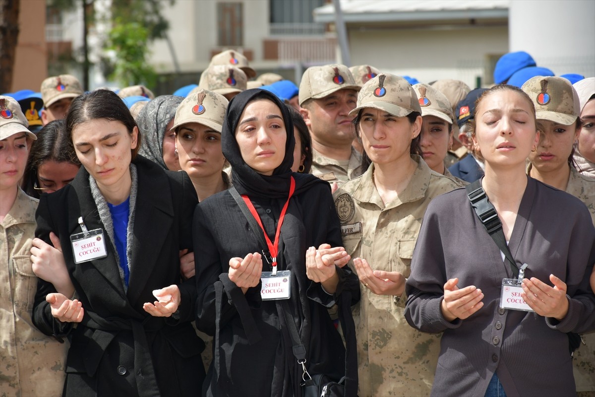 Batman'ın Beşiri ilçesinde silahı kazara ateş alan Jandarma Uzman Çavuş Şükrü Taş, şehit oldu....