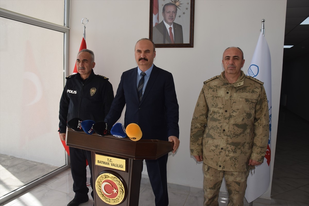 Batman Valisi Ekrem Canalp, (ortada) belediye tarafından kente kazandırılan Hayvan Tedavi, Bakım...