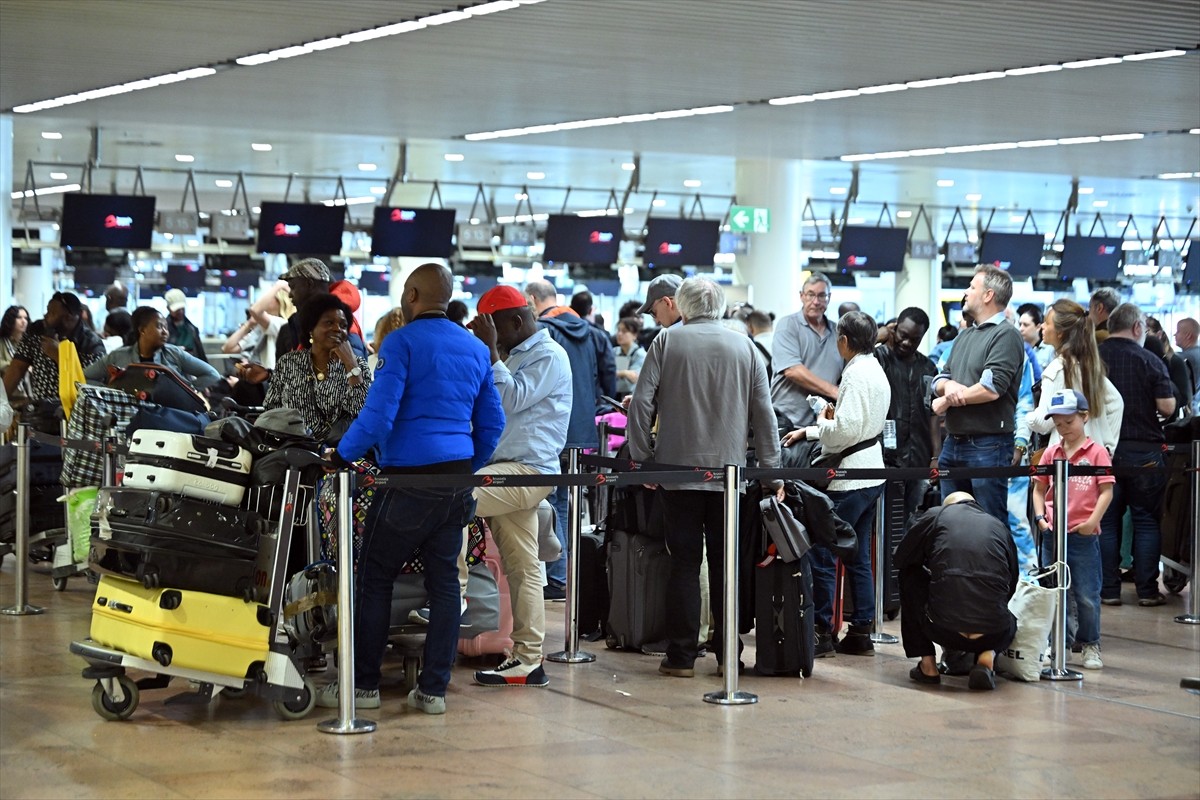 Belçika'da hükümetin bütçede planladığı kesintilere karşı yapılan bir günlük grev, uçuşları ve...