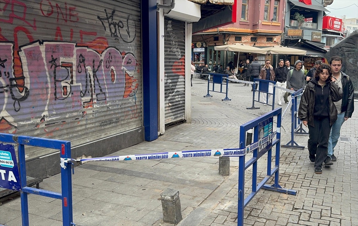 Beşiktaş'ta deprem sırasında çatısından parçalar kopan 3 katlı bina tahliye edildi.