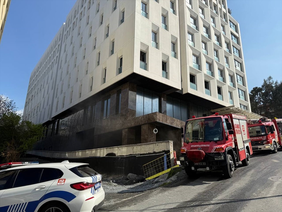Beşiktaş'ta inşaatı devam eden otelin bodrum katında çıkan yangın, itfaiye ekiplerince...
