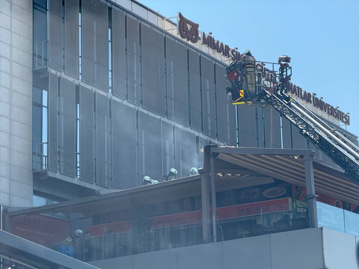 Beşiktaş'ta, sahildeki bir kafede çıkan yangın itfaiye ekiplerince söndürüldü.