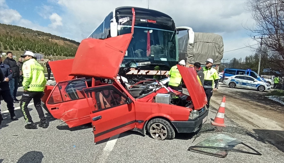Bilecik'in Bozüyük ilçesinde otomobil ile yolcu otobüsünün çarpışması sonucu 1 kişi hayatını...