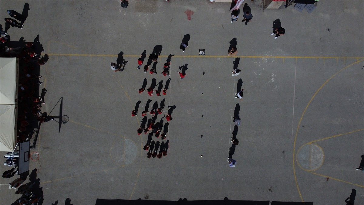 Bilecik Şeyh Edebali Üniversitesince (BŞEÜ), kente özgü çocuk oyunlarının oynandığı "Geçmişten...