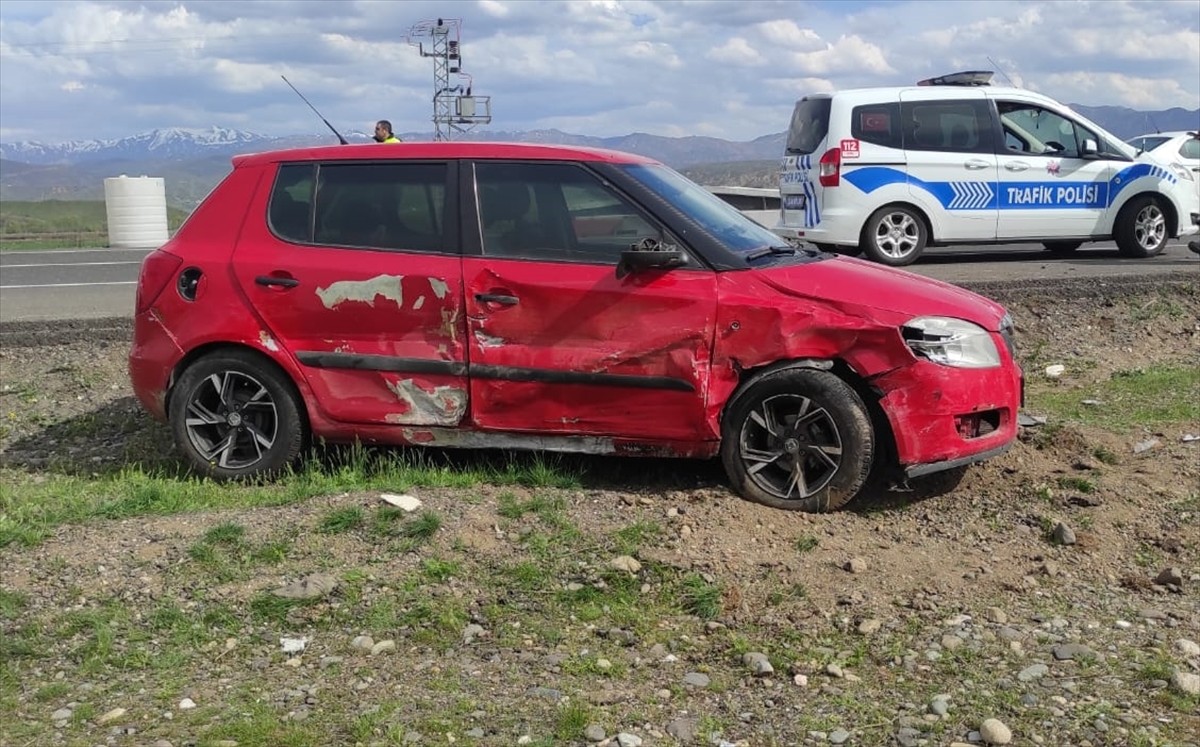 Bingöl'de otomobilin sürücü kursu eğitim aracıyla çarpışması sonucu 2 kişi yaralandı.