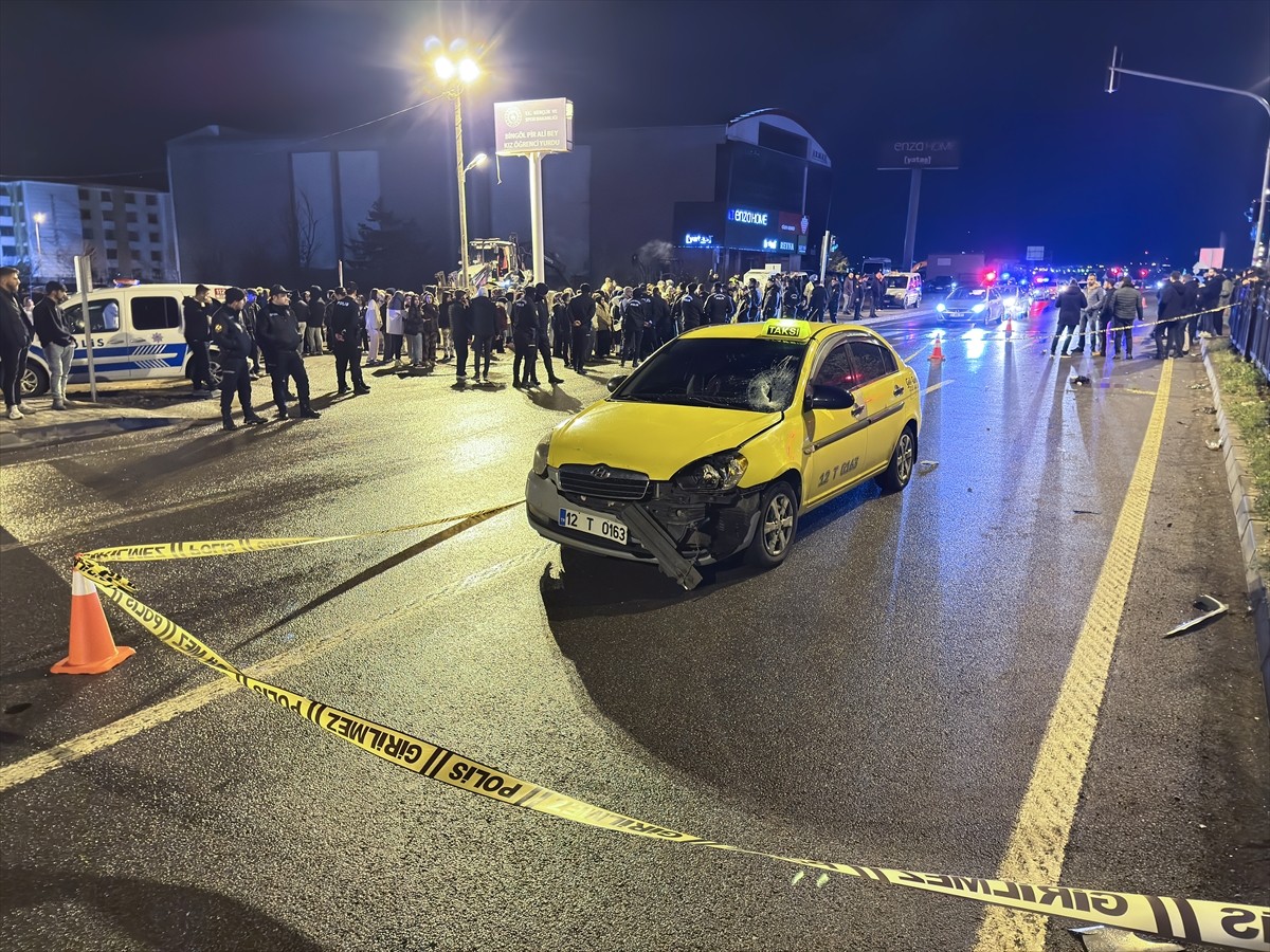 Bingöl'de taksinin çarptığı üniversite öğrencisi genç kız ağır yaralandı.