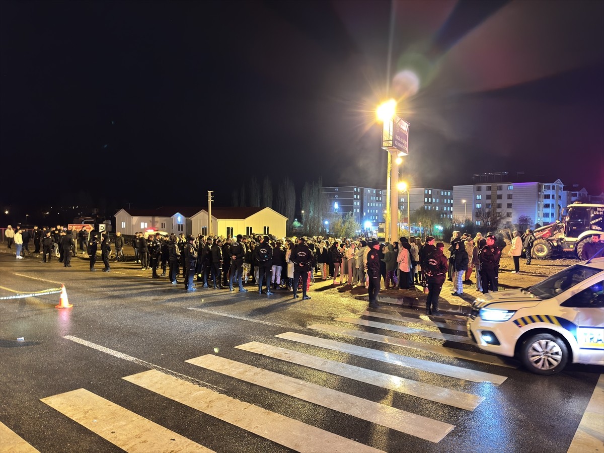 Bingöl'de taksinin çarptığı üniversite öğrencisi genç kız ağır yaralandı.