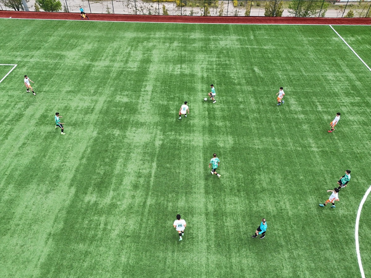 Bingöl'de YURTLİG Doğu Anadolu Futbol Grup Müsabakaları, 10 ilden gelen 160 sporcunun katılımıyla...