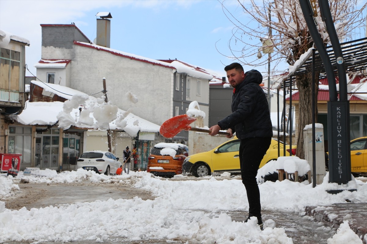 Bingöl'ün Karlıova ilçesinde iki gündür etkili olan yağış, yerini kara bıraktı. Belediye ekipleri...