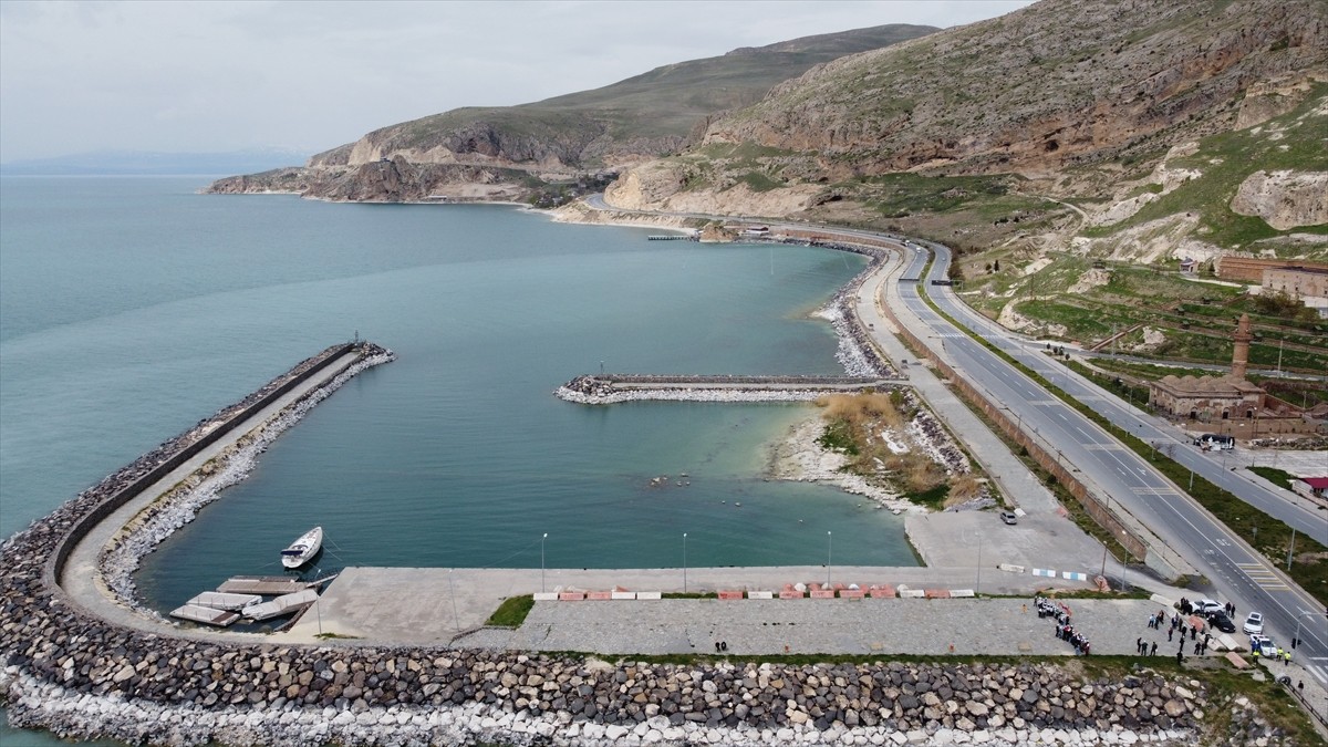 Bitlis'in Adilcevaz ilçesinde öğrenci ve vatandaşların katılımıyla Van Gölü sahilinde temizlik...