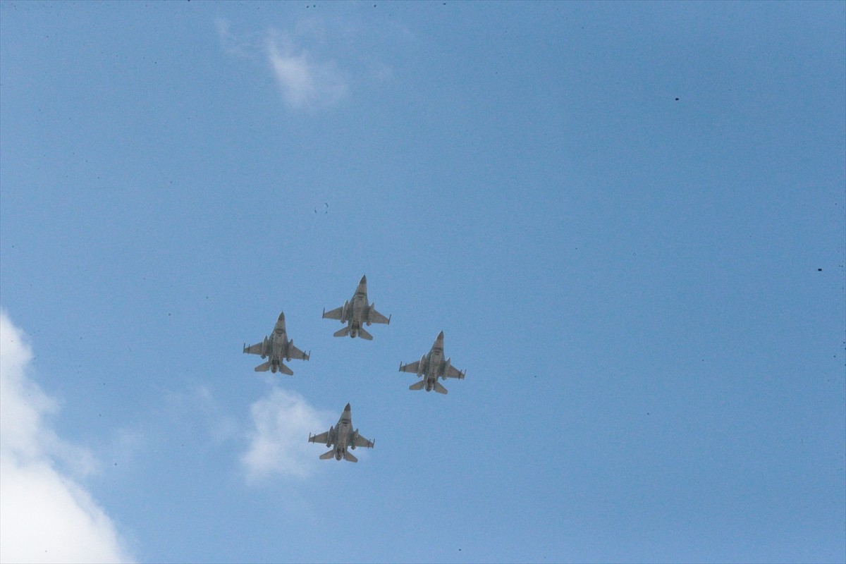 Bolu'da 14-20 Nisan Şehitler Haftası dolayısıyla gösteri uçuşu yapıldı.