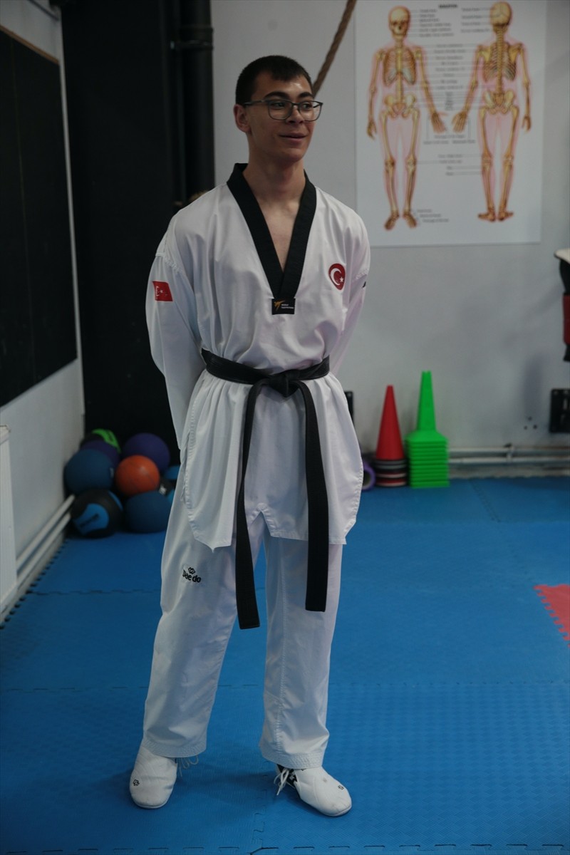 Bolu'da hiperaktif olduğu gerekçesiyle küçük yaşta yönlendirildiği tekvandoda Avrupa şampiyonluğu...