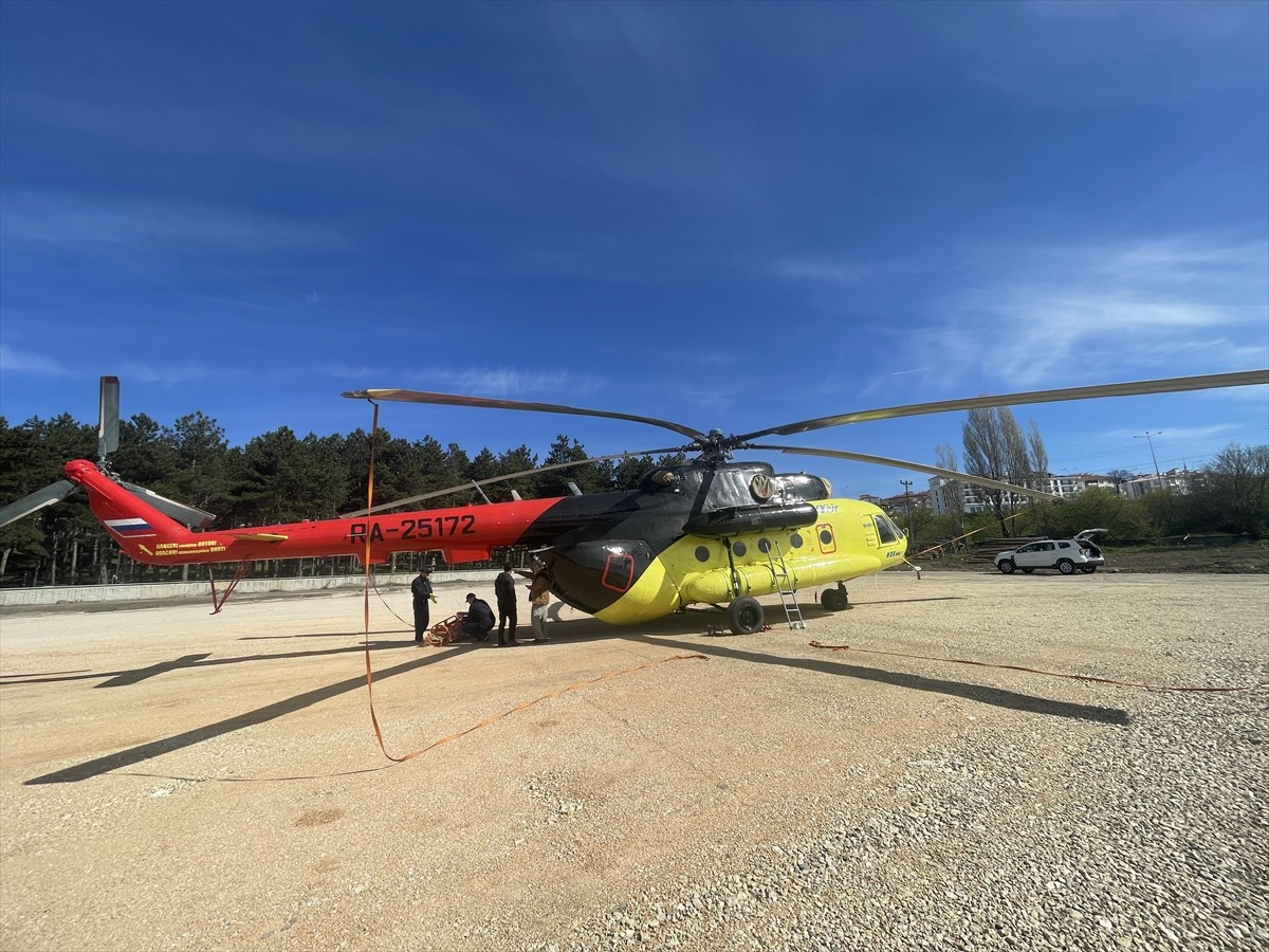 Bolu'da orman yangınlarına müdahale çalışmalarında kullanılmak üzere söndürme helikopteri...