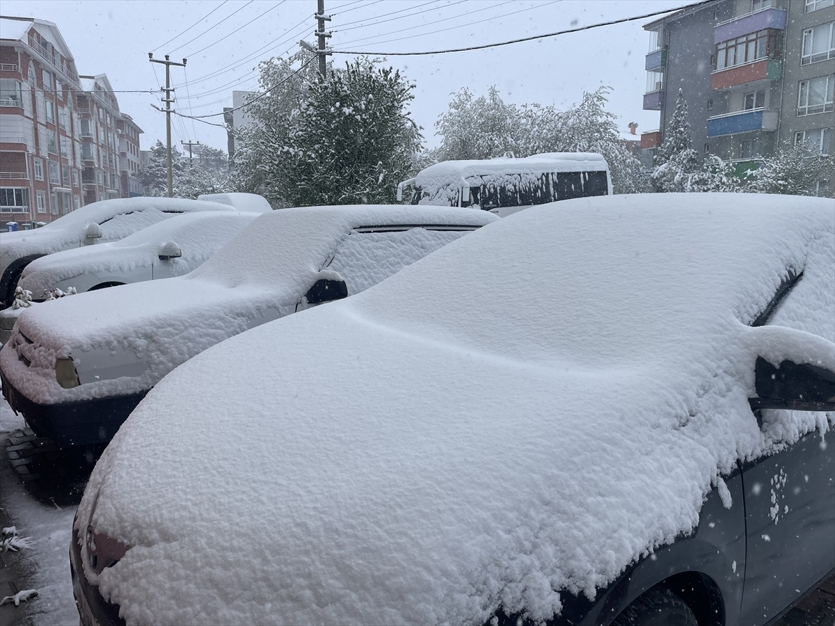 Bolu kent merkezi, nisanda yağan karla beyaz örtüyle kaplandı.