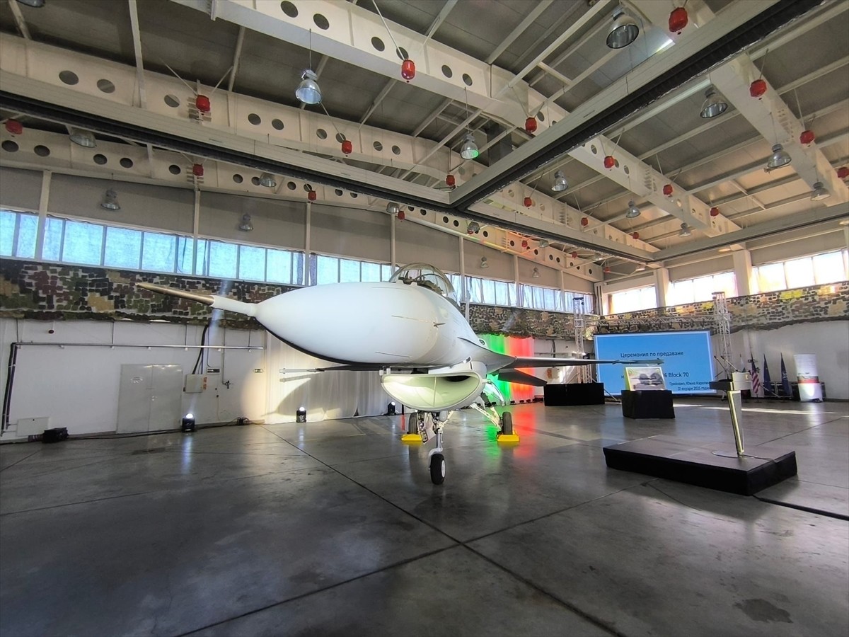 Bulgaristan'ın ABD'den sipariş ettiği "Block 70" serisi 16 adet F-16 savaş uçağının ilki törenle...