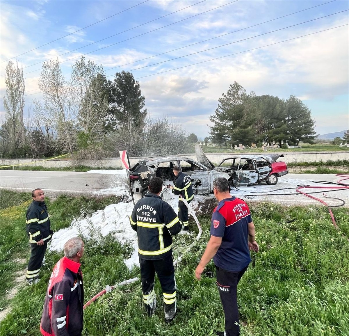 Burdur'da iki otomobilin çarpışması sonucu 1 kişi hayatını kaybetti, 4 kişi yaralandı. Çarpışma...