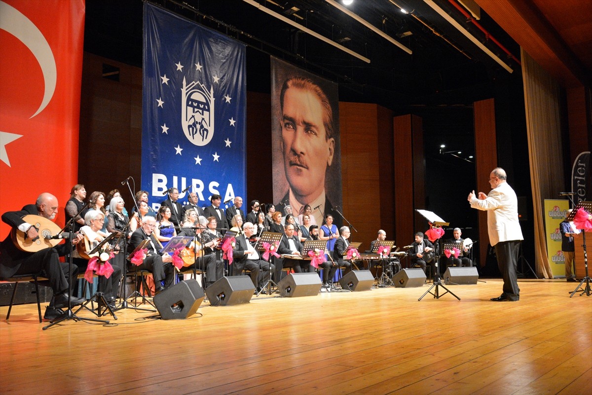 Bursa'da, Uludağ Sanat Derneği Müzeyyen Senar Türk Sanat Müziği Korosu ile Bursa Otizm Derneği...