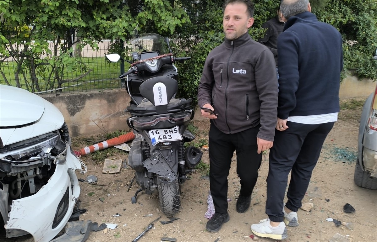 Bursa'nın İnegöl ilçesinde 2 otomobilin çarpıştığı kazada 4 kişi yaralandı. Çarpışmanın etkisiyle...