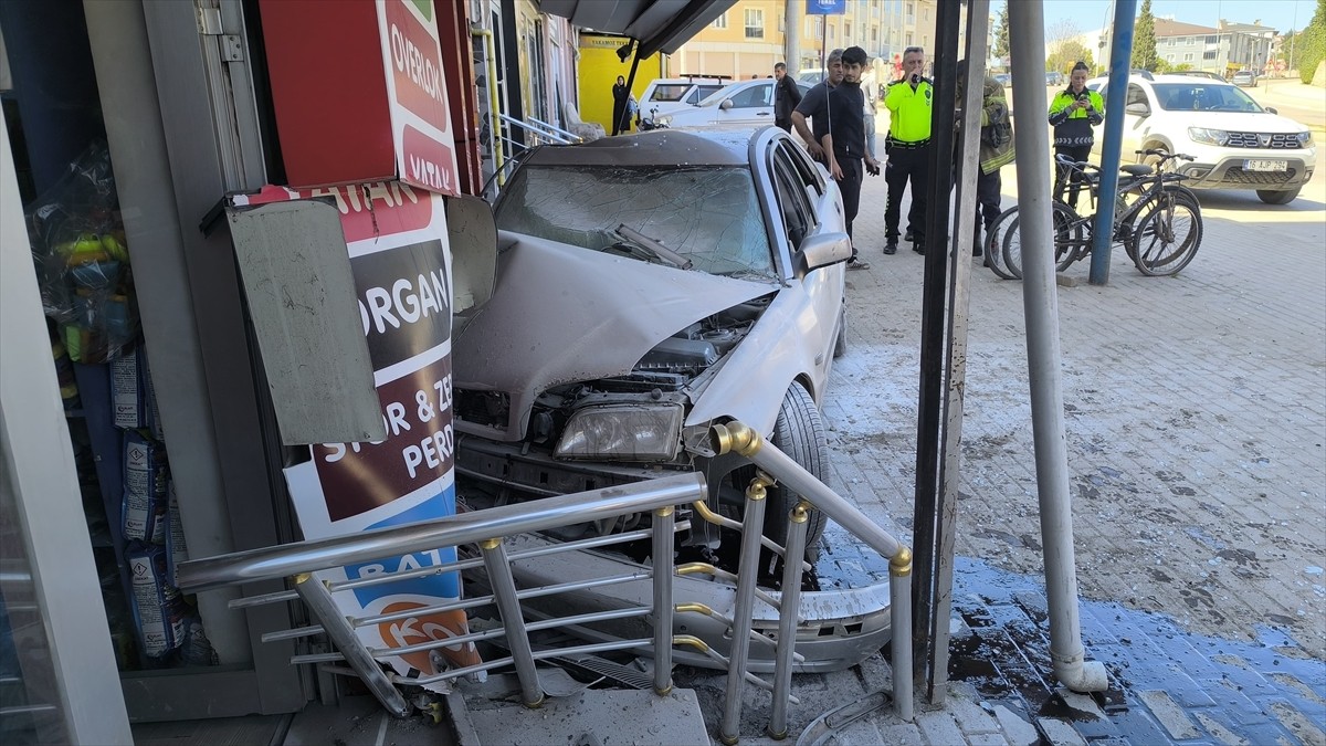 Bursa'nın İnegöl ilçesinde bir otomobil, iş yerinin duvarına çarptı. Olay yerine polis ekipleri...