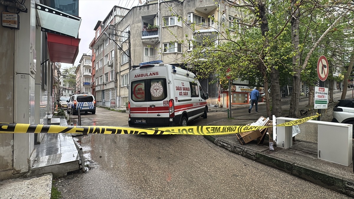 Bursa'nın Osmangazi ilçesinde otoparkta gerçekleştirilen silahlı saldırıda 1 kişi yaralandı. İhbar...