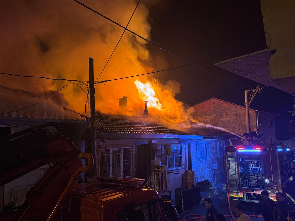 Bursa'nın Osmangazi ilçesindeki müstakil binada başlayıp bitişikteki iki eve sıçrayan yangın...