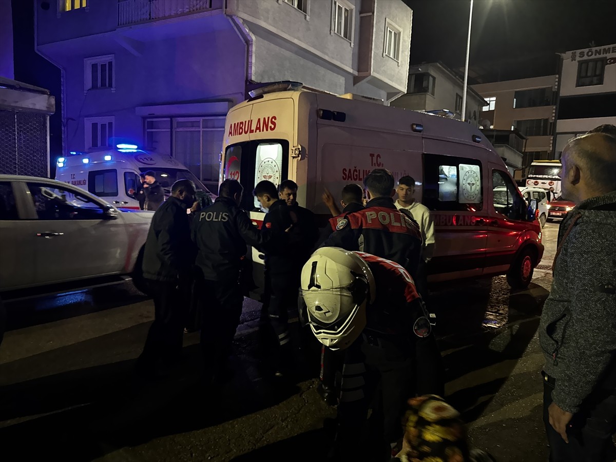 Bursa'nın Yıldırım ilçesinde aileler arasındaki kavgada 3 kişi yaralandı.