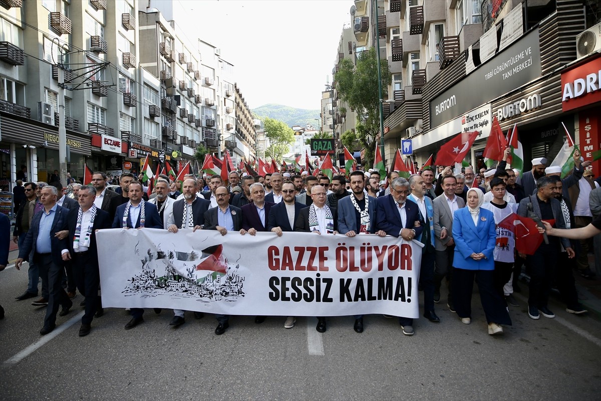 Bursa Gönüllü Kuruluşlar Platformu üyeleri, İsrail'in ateşkesi bozarak Gazze Şeridi'ne yönelik...