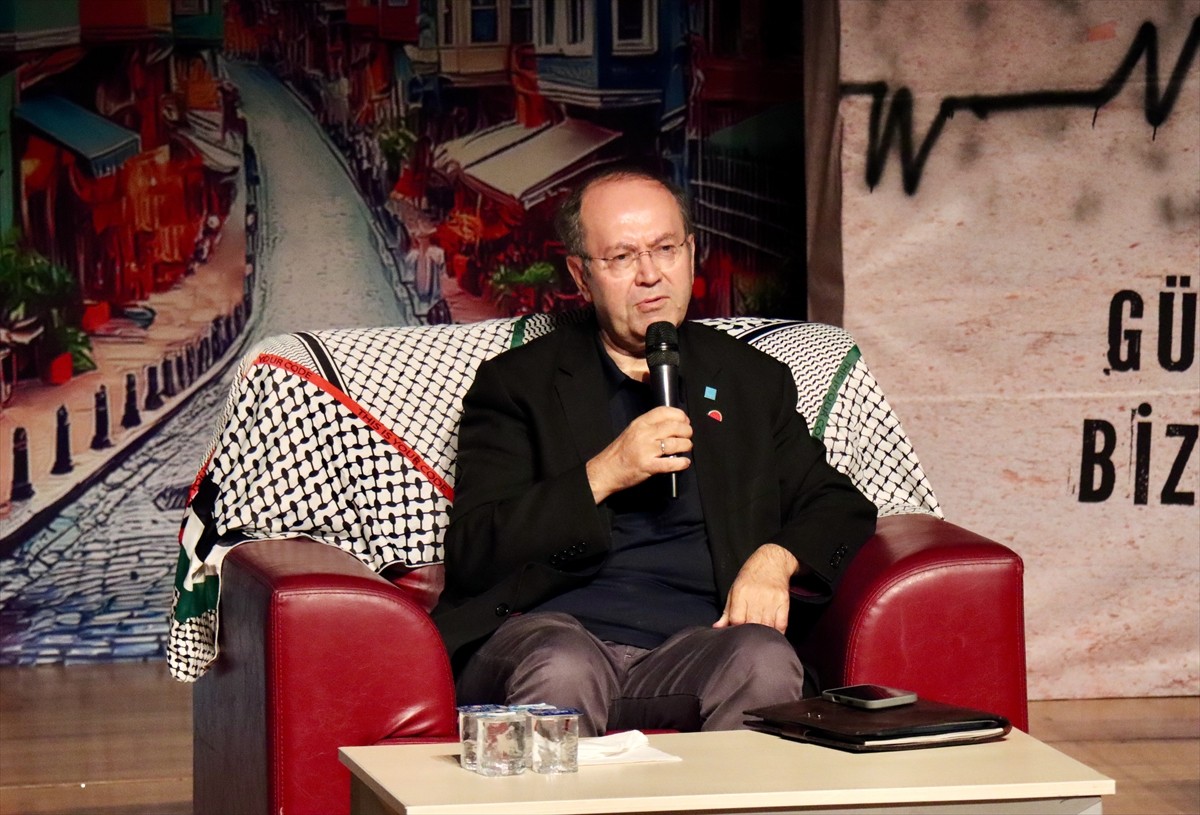 Bursa Uludağ Üniversitesi (BUÜ) öğrencileri, Filistin'de yaşanan zulme dikkati çekmek amacıyla 3...