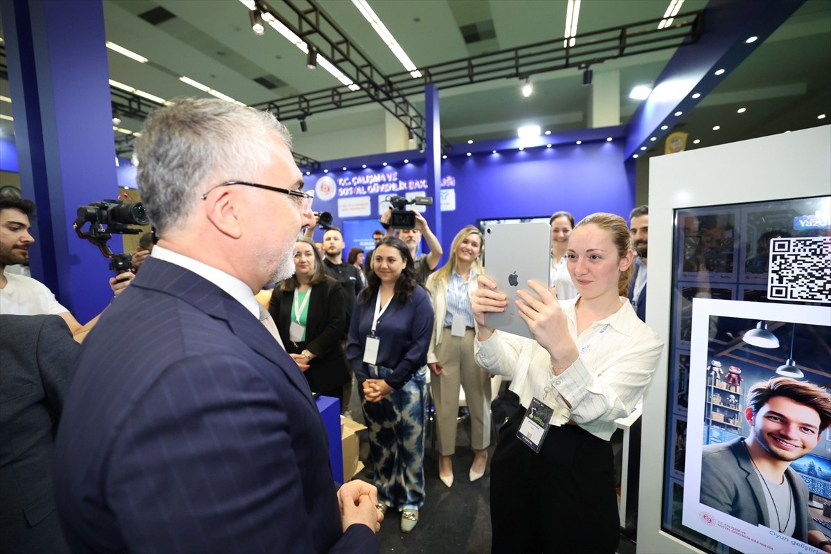 Çalışma ve Sosyal Güvenlik Bakanı Vedat Işıkhan, Ankara Bilim Üniversitesi tarafından ATO...
