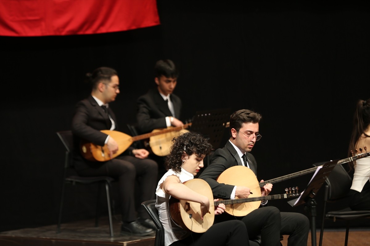 Çanakkale'de, 14 üniversitenin konservatuvar öğrencilerinden oluşan "Gençlik Türk Müziği...