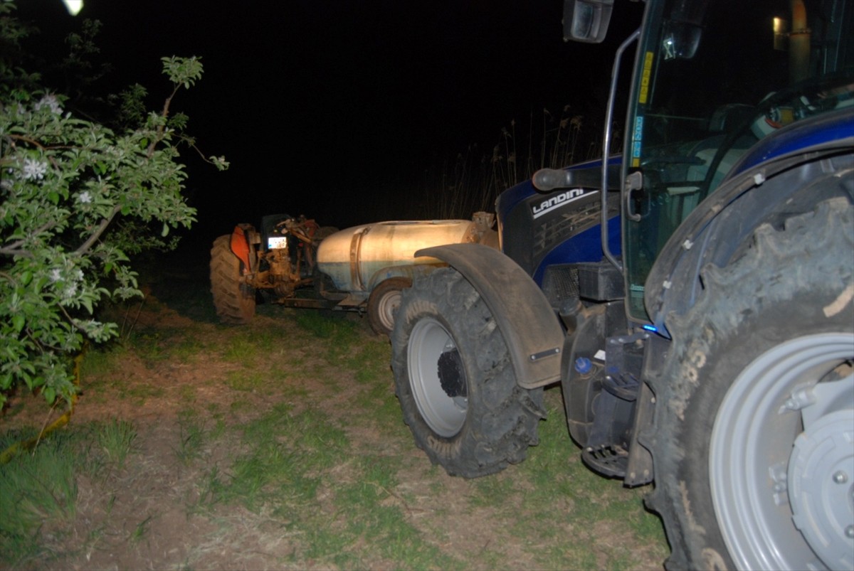 Çanakkale'nin Bayramiç ilçesinde traktörün devrilmesi sonucu altında kalan sürücü hayatını...