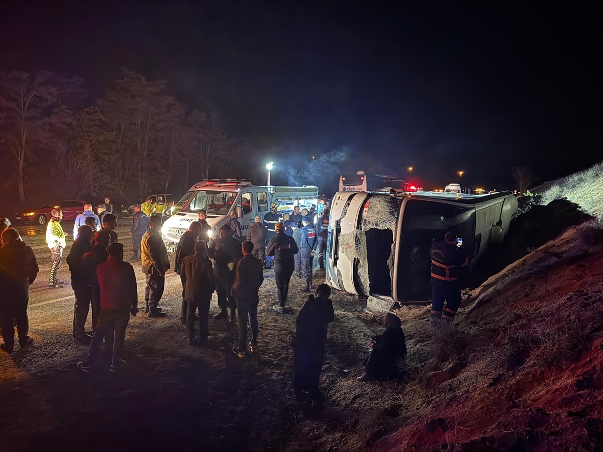 Çankırı'da işçileri taşıyan otobüsün devrilmesi sonucu çok sayıda kişi yaralandı. Sürücüsünün...