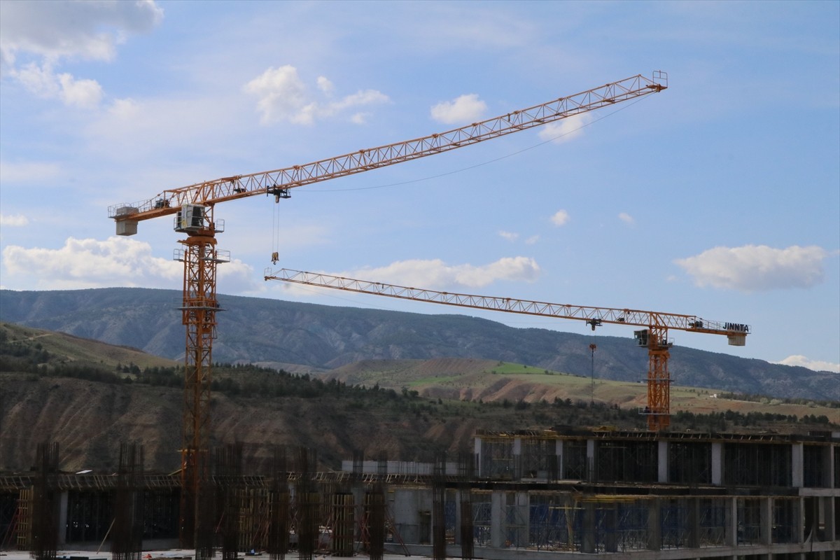 Çankırı'da yapımı süren devlet hastanesi inşaatındaki vinçten düşen işçi hayatını...