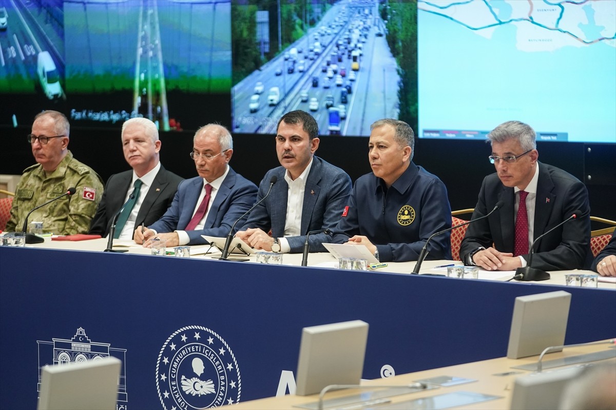 Çevre, Şehircilik ve İklim Değişikliği Bakanı Murat Kurum (sağ 3), İstanbul İl Afet ve Acil Durum...