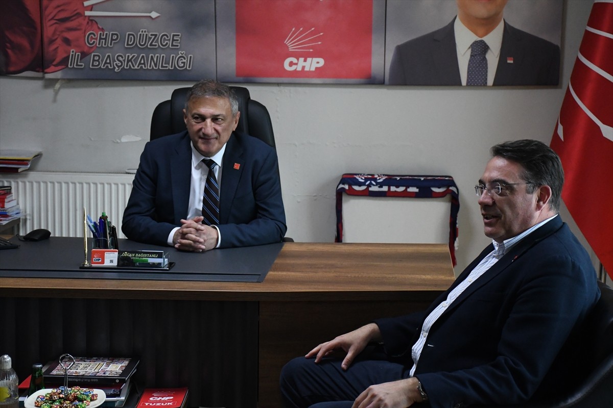 CHP Genel Başkan Yardımcısı Yankı Bağcıoğlu (sağda), Düzce'de partisinin il başkanlığını ziyaret...