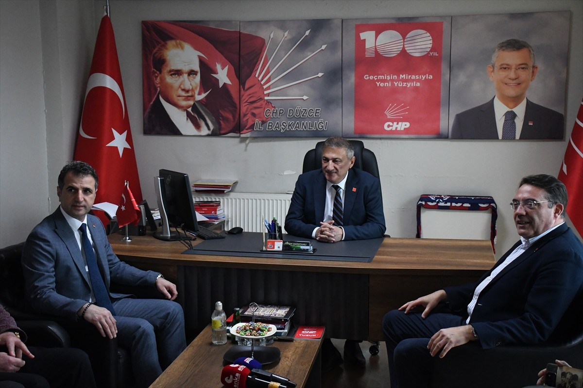 CHP Genel Başkan Yardımcısı Yankı Bağcıoğlu (sağda), Düzce'de partisinin il başkanlığını ziyaret...