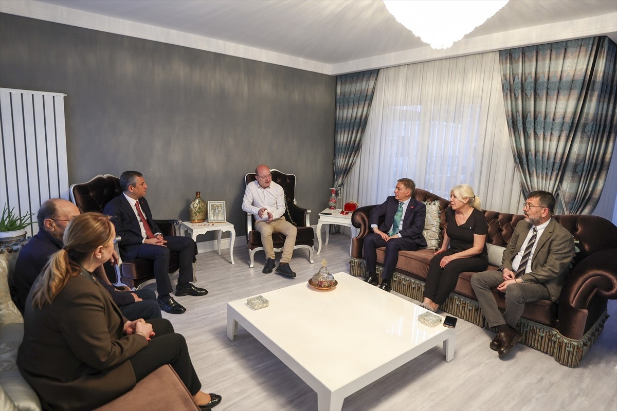 CHP Genel Başkanı Özgür Özel, annesi vefat eden eski CHP milletvekili İlhan Cihaner'e taziye...