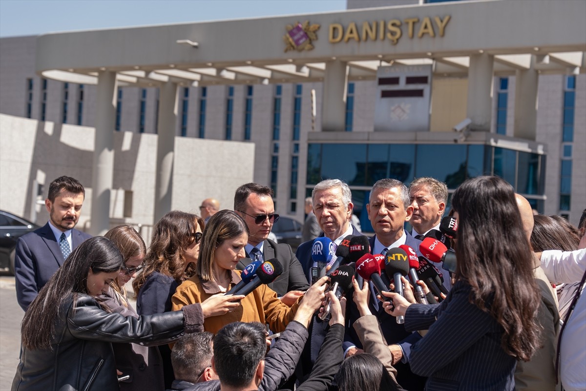 CHP Genel Başkanı Özgür Özel, Genel Başkan Yardımcısı Gül Çiftçi, Grup Başkanvekili Murat Emir ve...