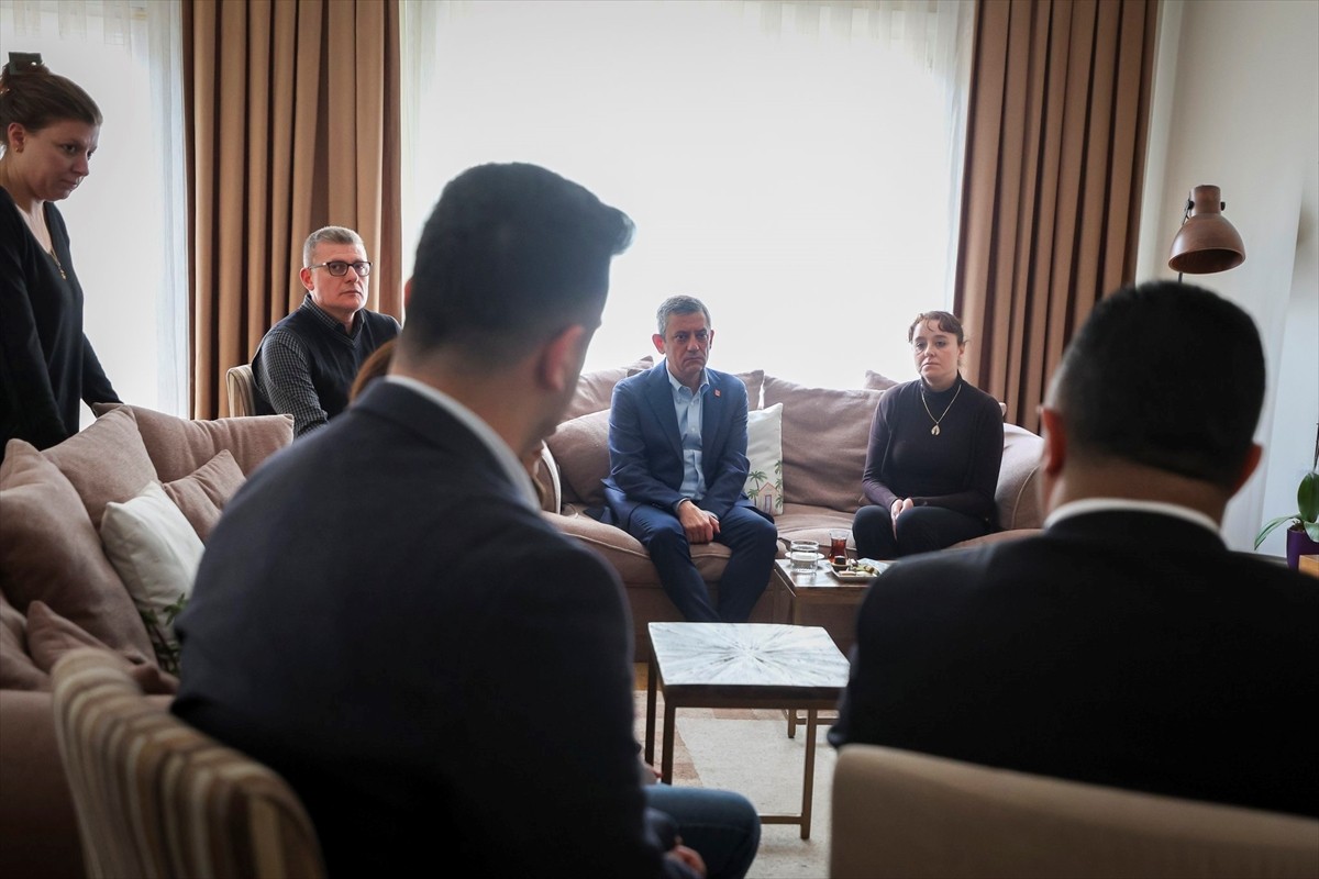 CHP Genel Başkanı Özgür Özel, Kadıköy'deki bıçaklı saldırıda hayatını kaybeden 14 yaşındaki Mattia...