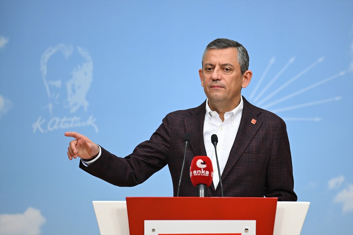 CHP Genel Başkanı Özgür Özel, parti genel merkezinde düzenlediği basın toplantısında, pazar gününe...