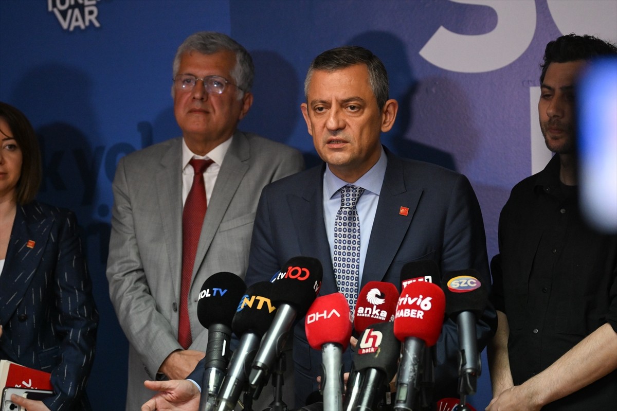 CHP Genel Başkanı Özgür Özel (sağ 4), beraberindeki heyetle Sol Parti Genel Başkanı Önder İşleyen...