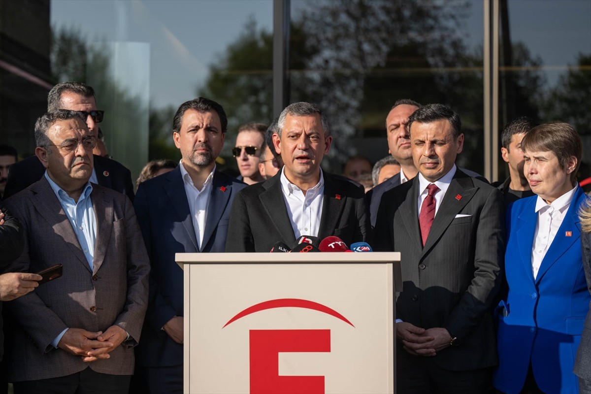 CHP Genel Başkanı Özgür Özel, TBMM Başkanvekili ve DEM Parti İstanbul Milletvekili Sırrı Süreyya...